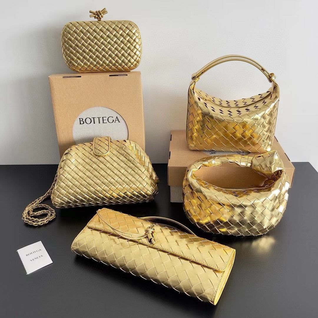 Bottega Veneta Andiamo Clutch Gold - Detail