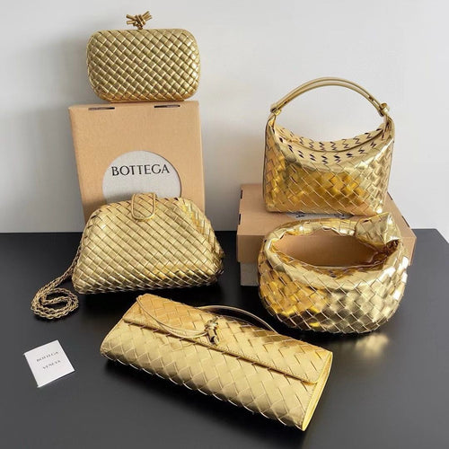 Bottega Veneta Andiamo Clutch Gold - Detail