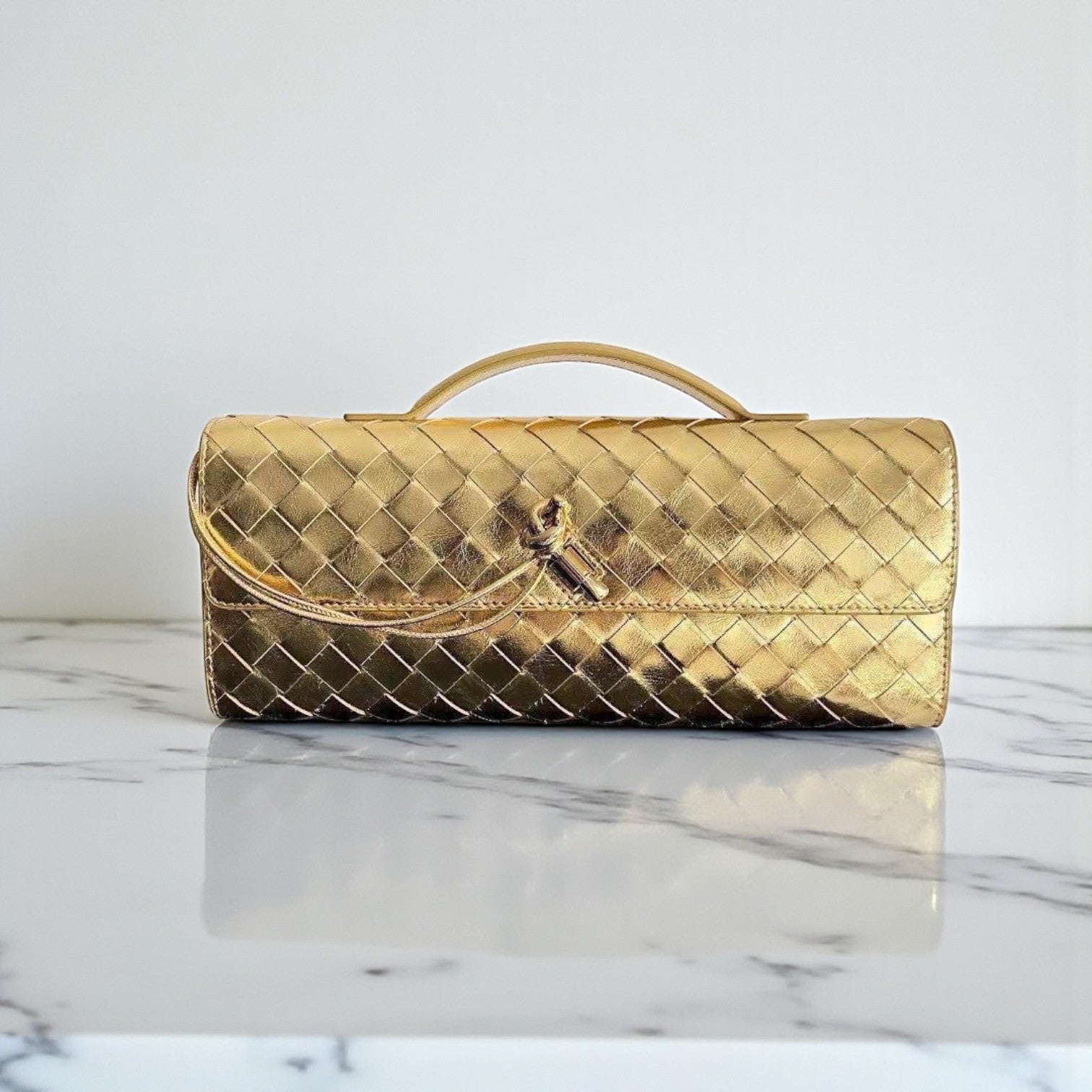 Bottega Veneta Andiamo Clutch Gold - Front